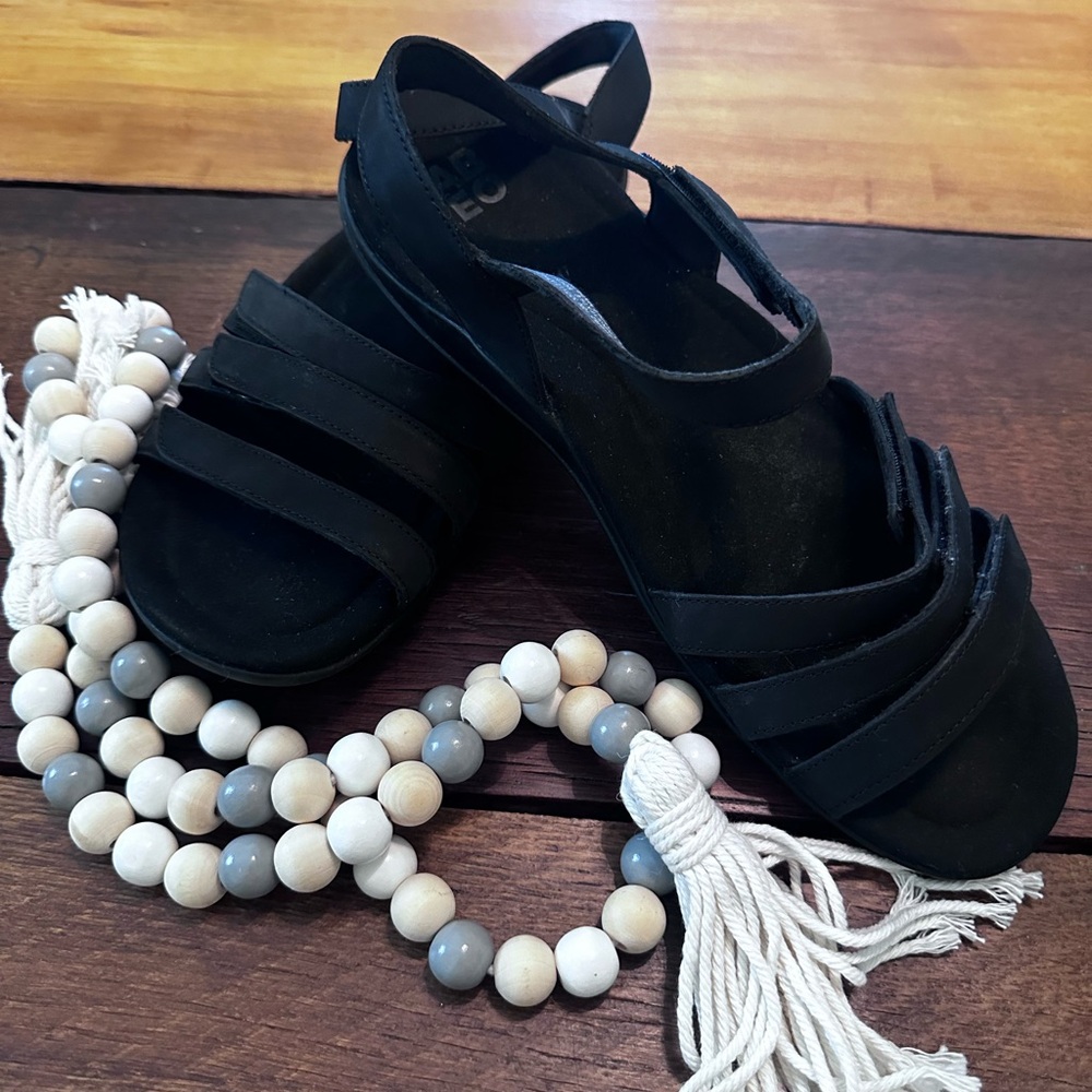 Women’ Black Leather ABEO sandals Size 10